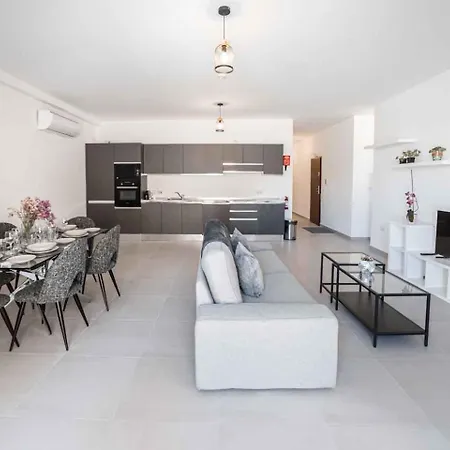 3 Bedroom Apartment *