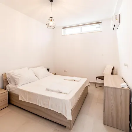 3 Bedroom Апартаменты Слима